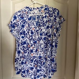 Flowy floral blouse, ruffles on the sleeves, buttons on the front